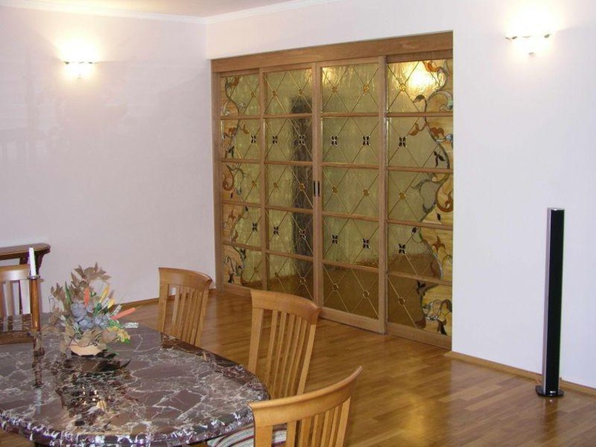Перегородка для гостиной с цветным стеклом и декоративными вставками Гуково
