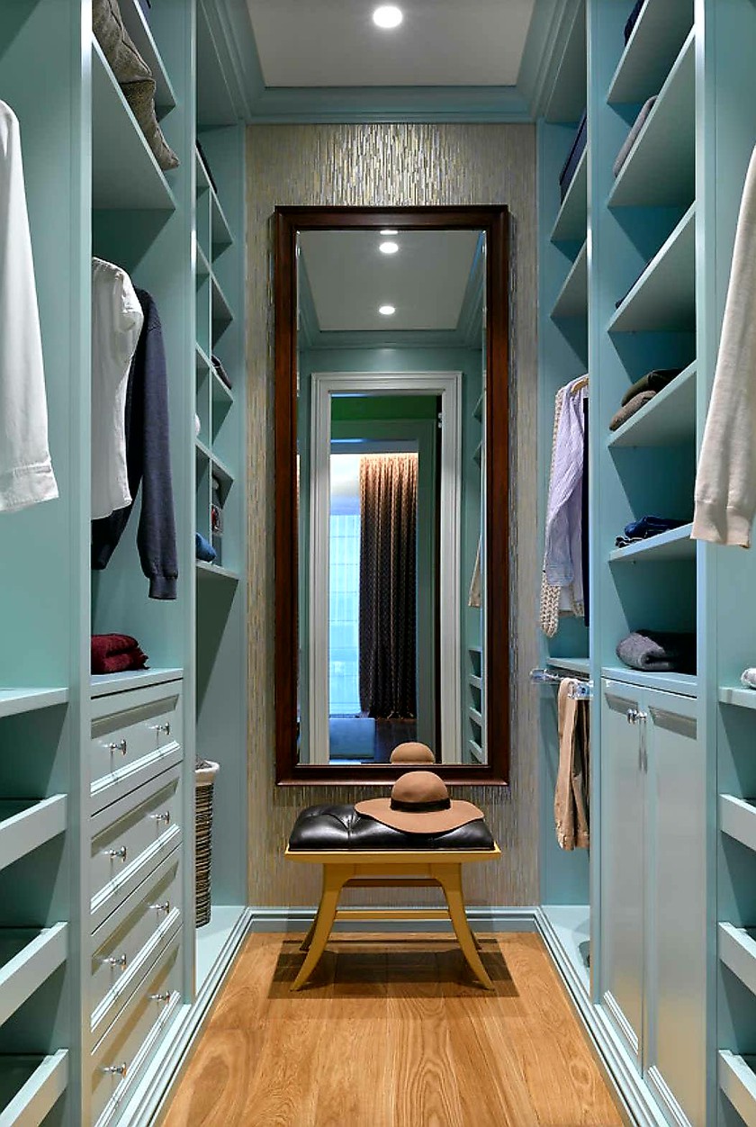 Параллельная гардеробная комната с большим зеркалом Гуково