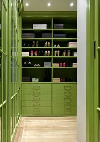 Г-образная гардеробная комната в зеленом цвете Гуково
