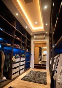 Большая открытая гардеробная комната с комбинированным наполнением Гуково