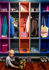 Детская цветная гардеробная комната Гуково