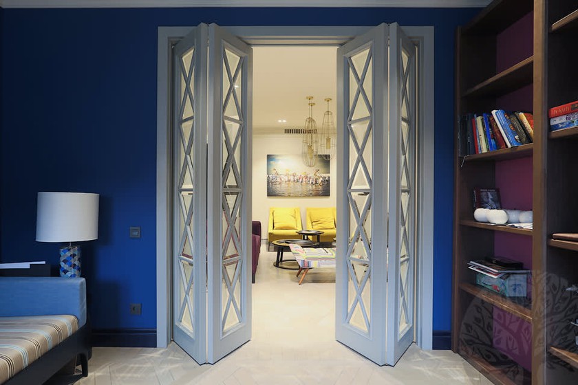 Двери гармошка  для гостиной со стеклами с разделителями Гуково