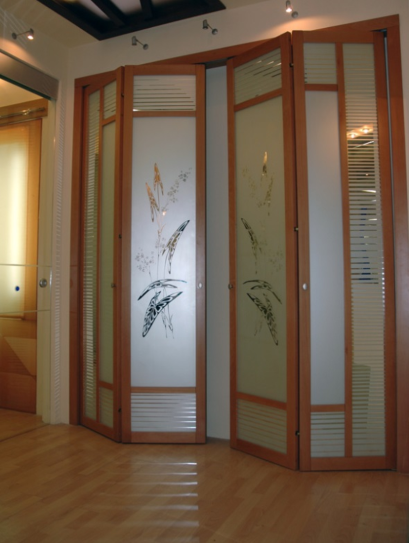 Широкие двери гармошка с матовым стеклом и рисунком Гуково