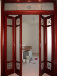 Дверь гармошка с декоративными стеклянными вставками Гуково